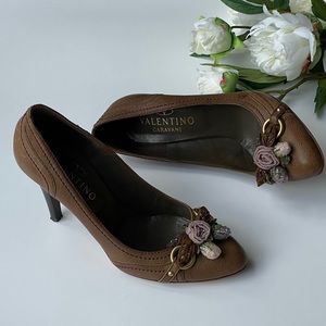 Authentic Valentino Garavani Brown Leather Almond Toe Heels Floral Appliqué